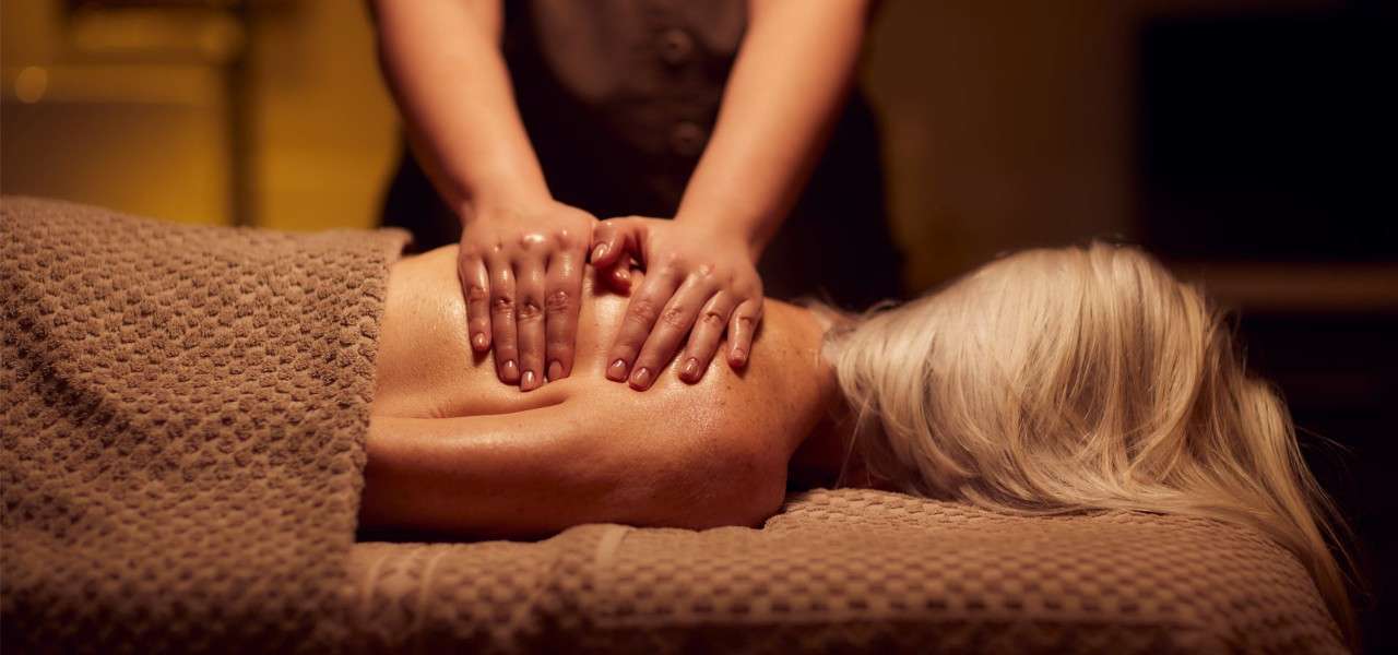 women receiving a swedish body massage 